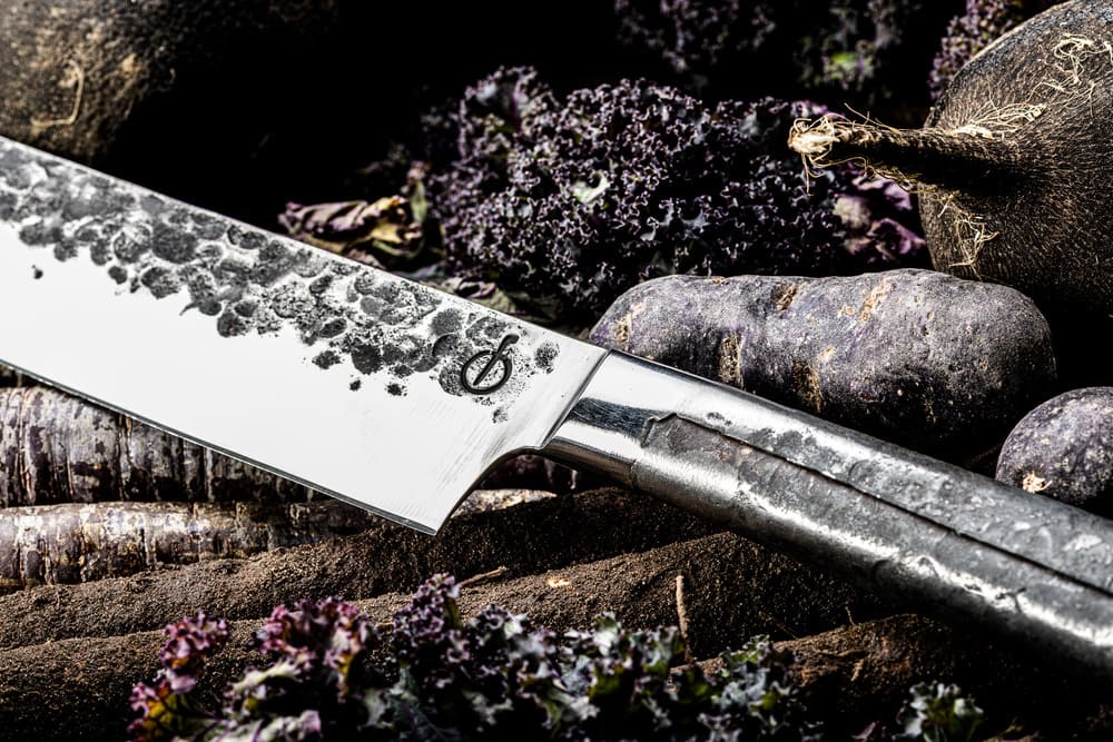 Nůž Forged Intense – řemeslný detail a atmosféra